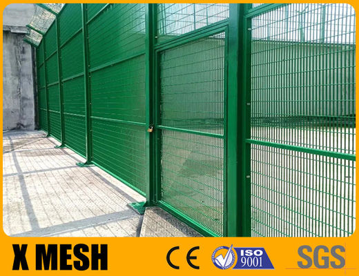 Groen poeder bekleed gevangenis hek met top Y arm en Concertina draad voor hoge beveiliging velden